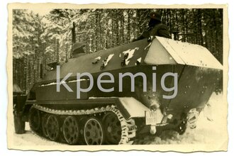 Aufnahme eines Schützenpanzer im Wald, Maße 6 x 9 cm