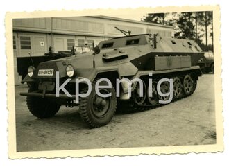 Aufnahme eines Schützenpanzer vor der Fahrzeughalle, Maße 6 x 9 cm