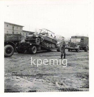 Aufnahme eines Schützenpanzer Funkwagen beim verladen, Maße 6 x 6 cm.