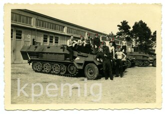 Aufnahme eines Schützenpanzer in der Kaserne, Maße 6 x 9 cm