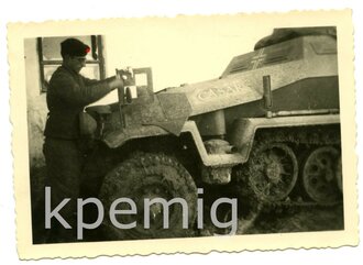 Aufnahme eines Angehörigen des Heeres beim befestigen eines Fahrzeugständers an einem Schützenpanzer,  Maße 6 x 9 cm