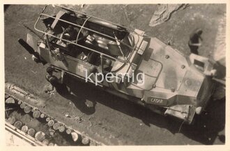 Aufnahme eines Schützenpanzer in Tarnbemalung von oben ,  Maße 6 x 9 cm.