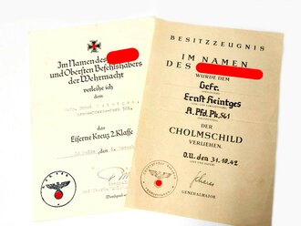 Verleihungsurkunde zum Cholmschild für einen Angehörigen im Armee Pferde Park 561, datiert 31.10.42. Eigenhändige Unterschrift Generalmajor Scherer. Sauber, sehr guter Zustand. Dazu die Verleihungsurkunde zum Eisernen Kreuz 2. Klasse vom November 1942