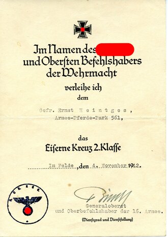 Verleihungsurkunde zum Cholmschild für einen Angehörigen im Armee Pferde Park 561, datiert 31.10.42. Eigenhändige Unterschrift Generalmajor Scherer. Sauber, sehr guter Zustand. Dazu die Verleihungsurkunde zum Eisernen Kreuz 2. Klasse vom November 1942