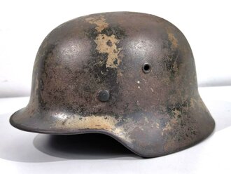 Stahlhelm M40 Heer, unberührtes Originalstück mit Resten von Tarnanstrich, lediglich die hintere Niete evtl. ergänzt