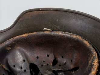 Stahlhelm M40 Heer, unberührtes Originalstück mit Resten von Tarnanstrich, lediglich die hintere Niete evtl. ergänzt