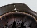 Stahlhelm M40 Heer, unberührtes Originalstück mit Resten von Tarnanstrich, lediglich die hintere Niete evtl. ergänzt