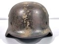 Stahlhelm M40 Heer, unberührtes Originalstück mit Resten von Tarnanstrich, lediglich die hintere Niete evtl. ergänzt