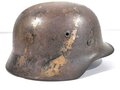 Stahlhelm M40 Heer, unberührtes Originalstück mit Resten von Tarnanstrich, lediglich die hintere Niete evtl. ergänzt