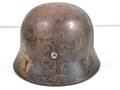 Stahlhelm M40 Heer, unberührtes Originalstück mit Resten von Tarnanstrich, lediglich die hintere Niete evtl. ergänzt