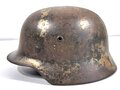 Stahlhelm M40 Heer, unberührtes Originalstück mit Resten von Tarnanstrich, lediglich die hintere Niete evtl. ergänzt