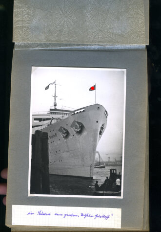 KDF Fotoalbum einer Arbeitergruppe aus Wien 1938. Umfangreiches Bildmaterial der Fahrt,  u.a. Olympiastadion, Carinhall, Stapellauf "Robert Ley". Ingesamt 57 Fotos