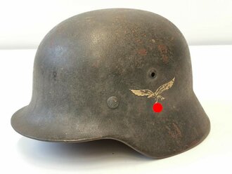 Stahlhelm Luftwaffe Modell 1940. Originallack, zusammengehöriges Stück , das Hakenkreuz des Adlers zu 95% erhalten. Glockenglösse 64