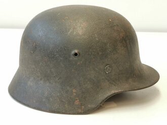 Stahlhelm Luftwaffe Modell 1940. Originallack, zusammengehöriges Stück , das Hakenkreuz des Adlers zu 95% erhalten. Glockenglösse 64