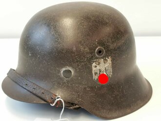 Stahlhelm  Heer Modell 1942. Originallack, zusammengehöriges Stück , das Hakenkreuz des Adlers zu 95% erhalten. Glockenglösse 62