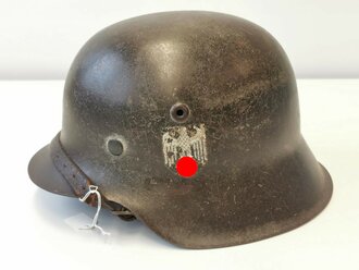 Stahlhelm  Heer Modell 1942. Originallack, zusammengehöriges Stück , das Hakenkreuz des Adlers zu 95% erhalten. Glockenglösse 62