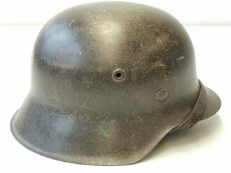 Stahlhelm  Heer Modell 1942. Originallack, zusammengehöriges Stück , das Hakenkreuz des Adlers zu 95% erhalten. Glockenglösse 62