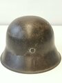 Stahlhelm  Heer Modell 1942. Originallack, zusammengehöriges Stück , das Hakenkreuz des Adlers zu 95% erhalten. Glockenglösse 62