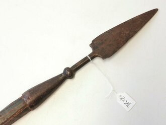 Metallteile eines alten Speer oder Lanze, das einverbaute Holz sicherlich neuzeitlich. Länge 45cm. Alter und Herkunft unbekannt