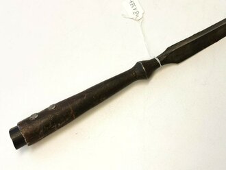 Metallteile eines alten Speer oder Lanze, das einverbaute Holz sicherlich neuzeitlich. Länge 44cm. Alter und Herkunft unbekannt