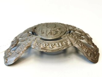 Bayern, Emblem für eine Pickelhaube, Eisen feldgrau lackiert. max. Breite 12,3cm