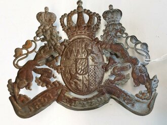Bayern, Emblem für eine Pickelhaube, Eisen feldgrau lackiert. max. Breite 12,3cm