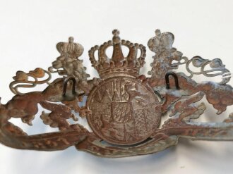 Bayern, Emblem für eine Pickelhaube, Eisen feldgrau lackiert. max. Breite 12,3cm