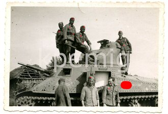 Aufnahme von Angehörigen des Heeres bei besichtigen eines M 3 Grant, Maße 6 x 9 cm