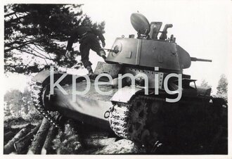 Aufnahme eines Angehörigen der Panzertruppe bei besichtigen eines T-26, Maße 5 x 8 cm