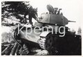 Aufnahme eines Angehörigen der Panzertruppe bei besichtigen eines T-26, Maße 5 x 8 cm