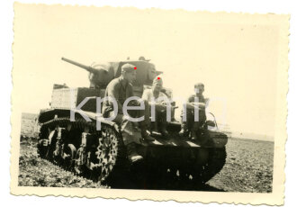 Aufnahme von Angehörigen des Heeres auf einem M 3 Stuart, Maße 6 x 9 cm