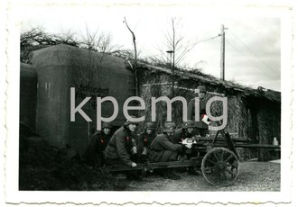 Aufnahme von Angehörigen des Heeres vor einem Bunker des Westwall,mit Pak P.U.V. vz 36, Maße 6 x 9 cm