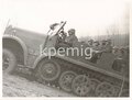 Aufnahme von Angehörigen der Luftwaffe in einem Zugkraftwagen, Maße 8 x 11 cm