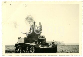 Aufnahme von Angehörigen des Heeres auf einem M 3 Stuart, Maße 6 x 9 cm