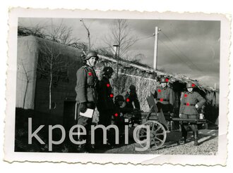 Aufnahme von Angehörigen des Heeres vor einem Bunker des Westwall,mit Pak P.U.V. vz 36, Maße 6 x 9 cm