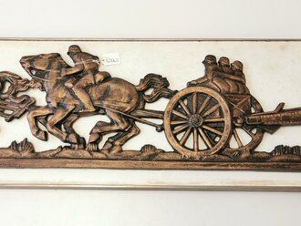 Grosses Relief bespannte Artillerie Darstellend. Neuzeitliche Fertigung aus Aluminium. Maße 21 x 102cm