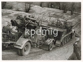 Aufnahme von Angehörigen der Luftwaffe in einem Zugkraftwagen mit angehängter 8,8 cm Flak, Maße 8 x 11 cm