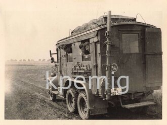 Aufnahme von Angehörigen der Luftwaffe in einem Funkwagen, Maße 7 x 9 cm