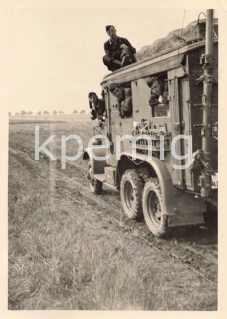 Aufnahme von Angehörigen der Luftwaffe in einem Funkwagen, Maße 6 x 9 cm