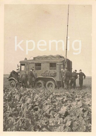 Aufnahme von Angehörigen der Luftwaffe an einem Funkwagen, Maße 6 x 9 cm