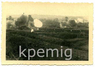 Aufnahme von Eisenbahngeschütz beim feuern, Maße 6 x 9 cm