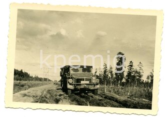 Aufnahme eines Horch 108 auf einem Feldweg, Maße 6 x 9 cm