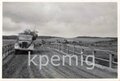 Aufnahme einer Fahrzeugkolonne mit Panzern auf einem Feldweg, Maße 5 x 8 cm