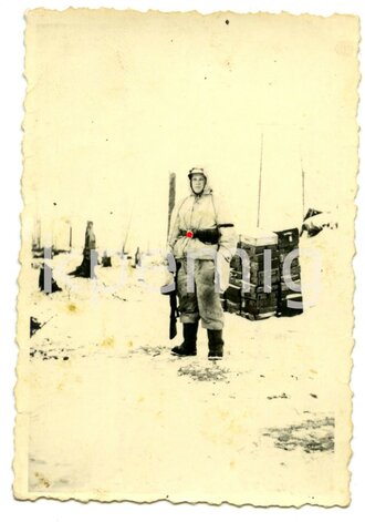 Aufnahme eines Angehörigen des Heeres in Wintertarnbekleidung mit MP PPsh-41, Maße 6 x 9 cm
