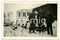 Aufnahme von Angehörigen des Heeres an einem Wintergetarnten Horch 901, Maße 6 x 9 cm