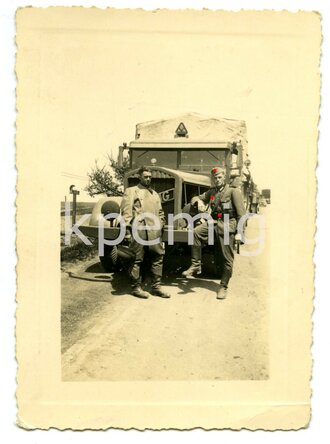 Aufnahme von Angehörigen der Kradmelder vor einem Hanomag LKW, Maße 7 x 10 cm