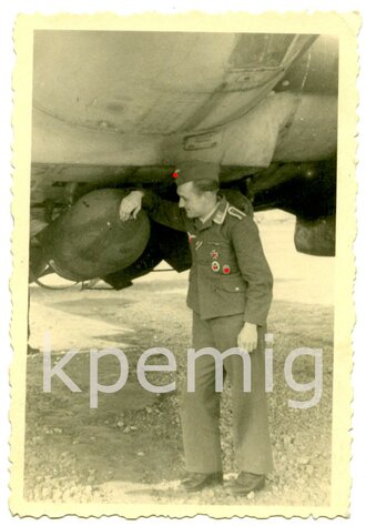 Aufnahme eines Beobachters der Luftwaffe unter HE 111, Auszeichnungen Frontflugspange,Eisernes Kreuz Beobachterabzeichen, Maße 6 x 9 cm