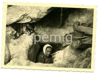Aufnahme eines Angehörigen des Heeres in seinem Erdbunker mit MP 40, Maße 7 x 10 cm