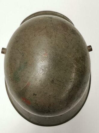 1. Weltkrieg  Stahlhelmglocke Modell 1916. Originallack, Splitterschaden seitlich, Kopfgröße 66