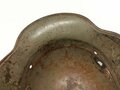 1. Weltkrieg  Stahlhelmglocke Modell 1916. Originallack, Splitterschaden seitlich, Kopfgröße 66
